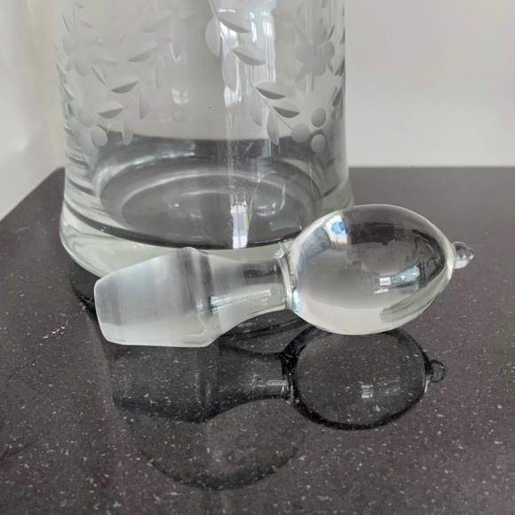 🌟VINTAGE🌟 Large Laurel Leaf Etched Glass Decanter with Glass Stopper - Picture 2 of 5
